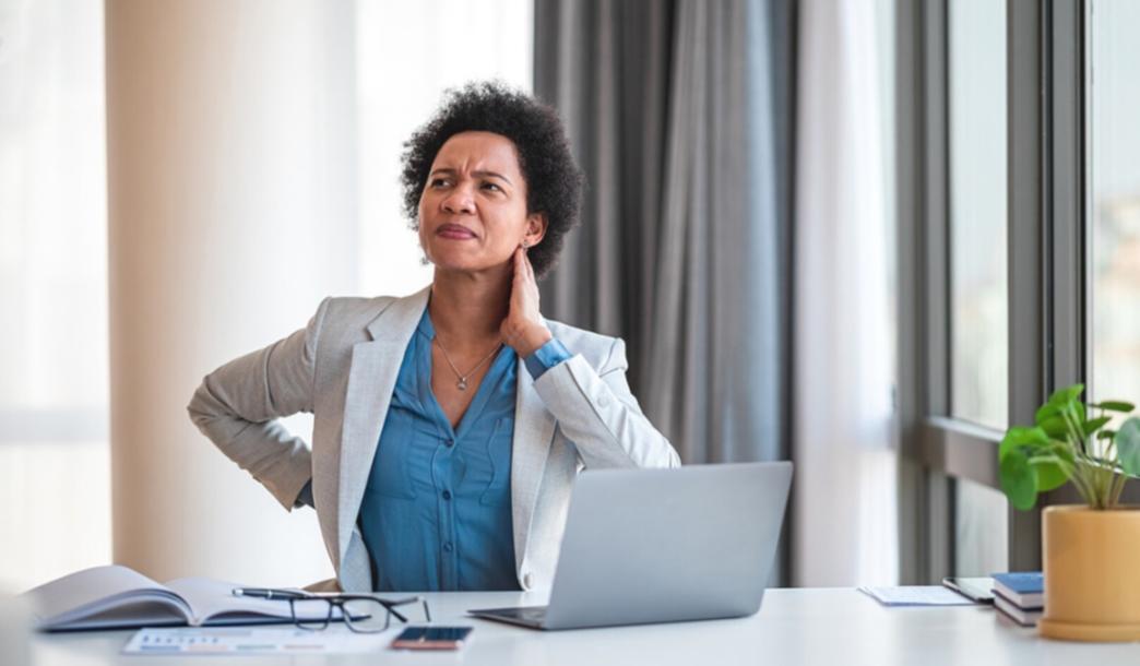 Espace de travail moderne avec documents financiers et outils d'analyse